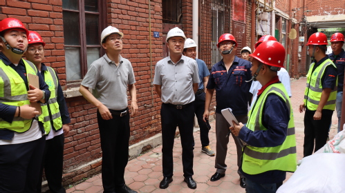 夏日送清凉  关爱沁人心 --bevictor伟德官网集团开展“夏送清凉”慰问活动